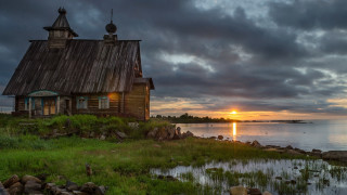 Wooden house green field water - a lush green field next free wallpaper for desktop