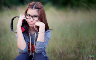 Girl glasses field cellphone outdoors - ding guanpeng free wallpaper
