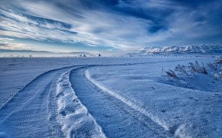 Snow tracks mountain cloudy sky - field free wallpaper