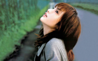 Woman greenwall lookingup blurry nature - yukito kishiro free wallpaper