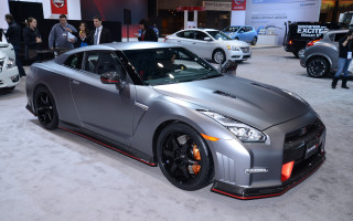 Silver sports car show crowd - a car show free wallpaper