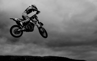 Man dirtbike air over hill - dave allsop free wallpaper