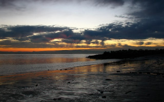 Sunset water beach island cityscape - a beach in the foreground free wallpaper