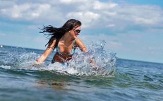 Woman bikini surfing ocean sunny - eric zener free wallpaper