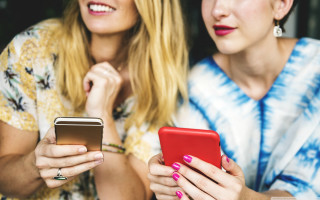 Women sitting cell phones together - les automatiste free wallpaper