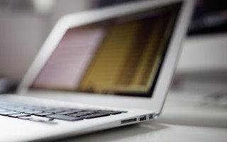 Laptop closeup blurry background rendering - les automatiste free wallpaper