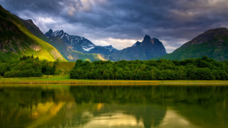 Lake mountains forest grass sky - a grassy area in the foreground free wallpaper