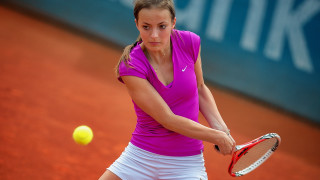 Tennis woman purple shirt white - a court free wallpaper