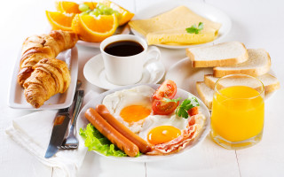 Breakfast eggs sausages bread orangejuice - a white tablecloth free wallpaper