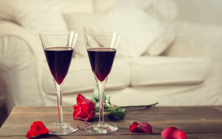 Wine glasses roses couch romantic - two glass of wine free wallpaper