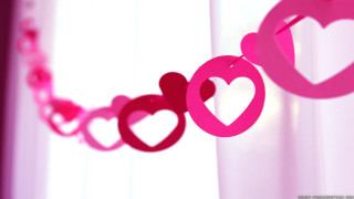 Pink heart garland window sill - free valentines wallpaper for desktop