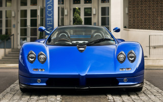 Blue sports car salon building - focus free wallpaper for desktop