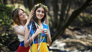 Girls streamers woods christmas dress - the wood free wallpaper