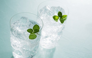 Water glasses ice leaf blue - a light reflection free wallpaper for desktop