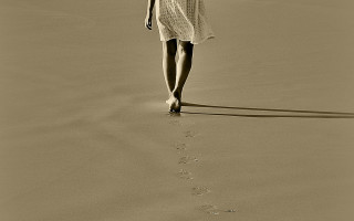 Woman beach hat dress footprints - the sand free wallpaper