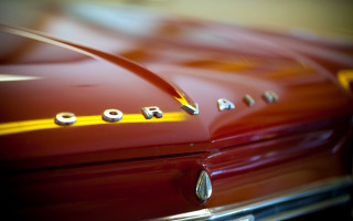 Cobra hood ornament yellow stripe - a classic car free wallpaper