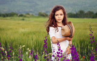 Little girl flower field hat - little free wallpaper
