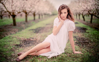 Araceli gilbert flowers sitting outdoors - free vintage wallpaper