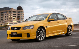 Yellow car parking lot clock - a parking lot next free wallpaper