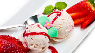 Ice cream plate strawberries spoon - a plate free wallpaper for desktop