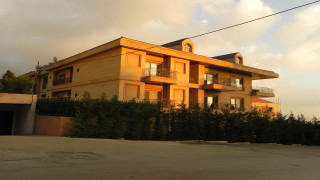 Large house windows fence car - a large house free wallpaper