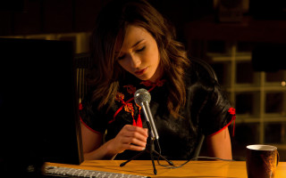 Eve ryder sitting desk microphone - a desk free wallpaper