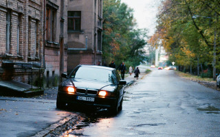 Rainy berlin tiltshift car people - bernt tunold free wallpaper