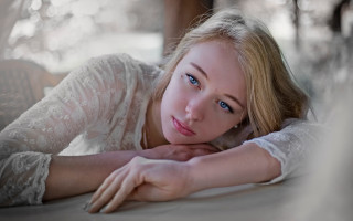 Woman blonde blue eyes serious - her chin free wallpaper