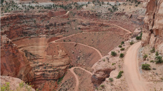 Canyon dirtroad cliff landart mattepainting - a cliff in the background free wallpaper