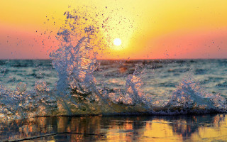 Wave crashing sunset ocean splash - free rain wallpaper for desktop