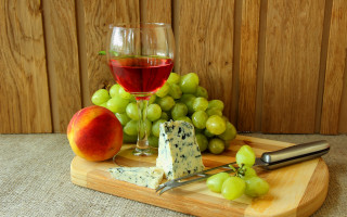 Wooden cuttingboard cheeseboard wine glass - a wooden cutting board free wallpaper