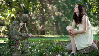 Woman rock statue christmas garden - free halloween wallpaper