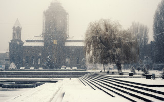Snowy church steps tree cityscape - a snowy day free wallpaper