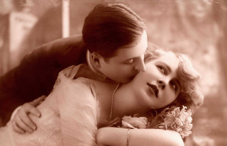 Man woman kissing chair together - vintage free wallpaper