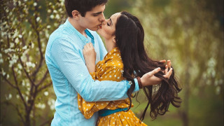 Man woman kissing tree flowers - a blue shirt free wallpaper