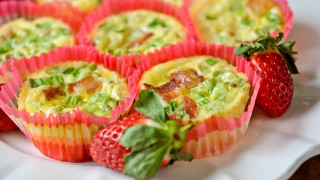 Cupcakes strawberries plate berries blueberry - top of them free wallpaper