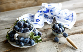 Blueberries bowl cup wooden table - claire dalby free wallpaper