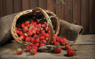 Strawberry basket wooden table berries - a basket of strawberries free wallpaper