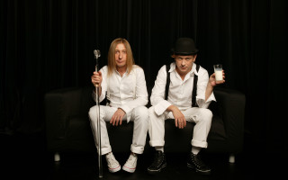 Man woman wine microphone gothic - a couch holding free wallpaper