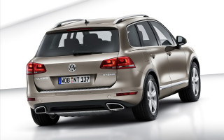 Silver volkswagen suv white room - a white room free wallpaper for desktop