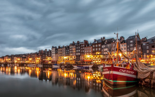 Harbor boats buildings night reflection - free city wallpaper