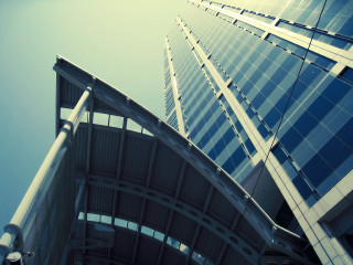 Tall building sky streetlight trafficlight - a tall building free wallpaper for desktop