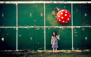 Little girl red balloon green - number free wallpaper