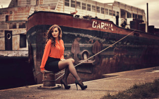 Woman dock boat highheels cityscape - a rope free wallpaper