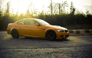 Yellow car parking lot backlit - the tree behind free wallpaper