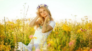 Woman flower field autumn blonde - a wreath free wallpaper