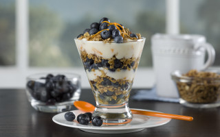 Blueberry granola dessert glass table - a spoon free wallpaper