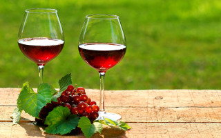 Wine glasses grapes outdoor sunny - cao zhibai free wallpaper
