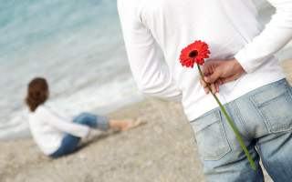 Man holding flower beach sitting - expressive free wallpaper for desktop