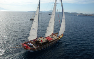 Sailboat red sail distant mountain - a mountain in the distance free wallpaper